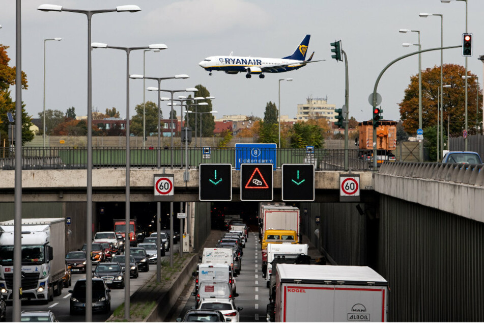 Ein Flugzeug der Fluggesellschaft Ryanair landet auf dem Flughafen Tegel.