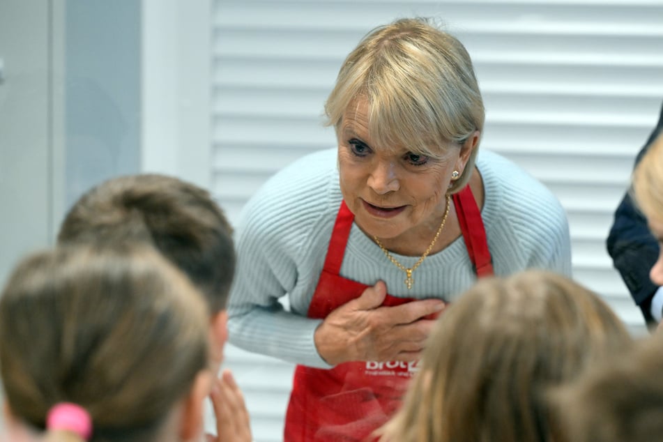 Uschi Glas ist seit vielen Jahren mit dem Projekt brotZeit an Schulen tätig. (Archiv)