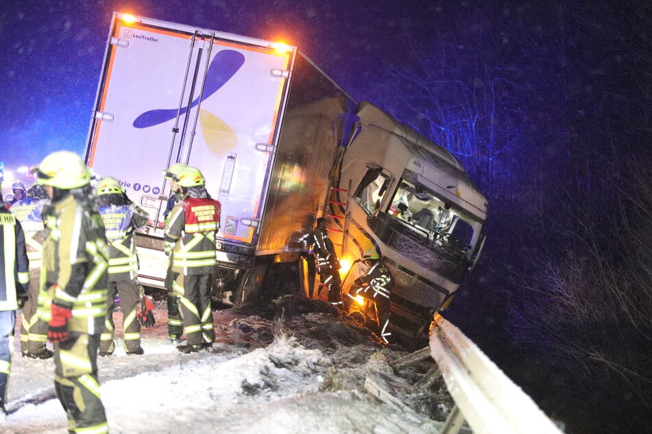 Auf der A6 bei Feuchtwangen verlor ein Lkw-Fahrer die Kontrolle.