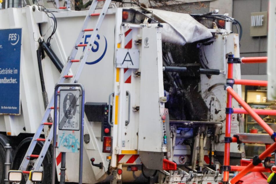 Frankfurt: Schock in Frankfurt: Mann wird in Müllwagen gekippt und landet in der Presse