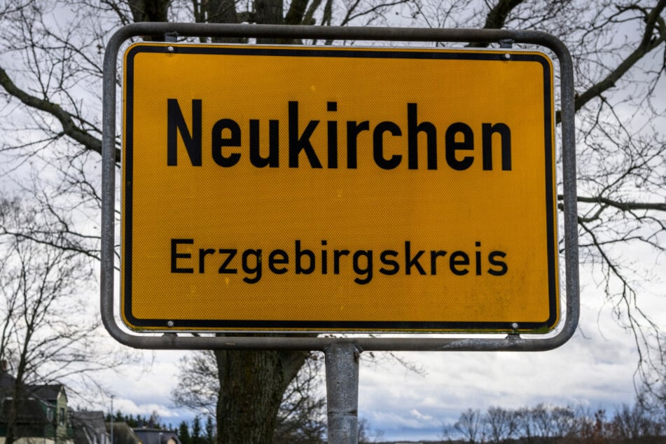 In Neukirchen krachten zwei Autos unabhängig voneinander gegen eine Hauswand.