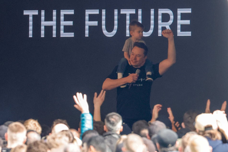 Tesla-Chef Elon Musk sprach im Frühjahr 2024 im Beisein seines Sohnes in der Tesla Gigafactory Berlin-Brandenburg zu den Mitarbeitern.