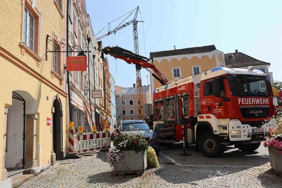 Die Feuerwehr musste ihren Einsatz unterbrechen, weil das gesamte Haus einstürzen könnte.