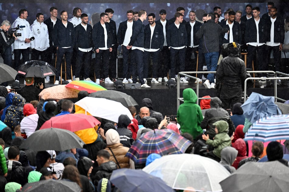 Deutsche Fans ließen sich am Freitagabend nicht vom Regen abhalten, die Nationalmannschaft in Herzogenaurach zu begrüßen.