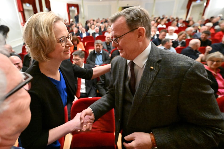 Thüringens Ministerpräsident Bodo Ramelow (67, Linke) reicht Eisenachs Oberbürgermeistern Katja Wolf (47, Linke) die Hand.