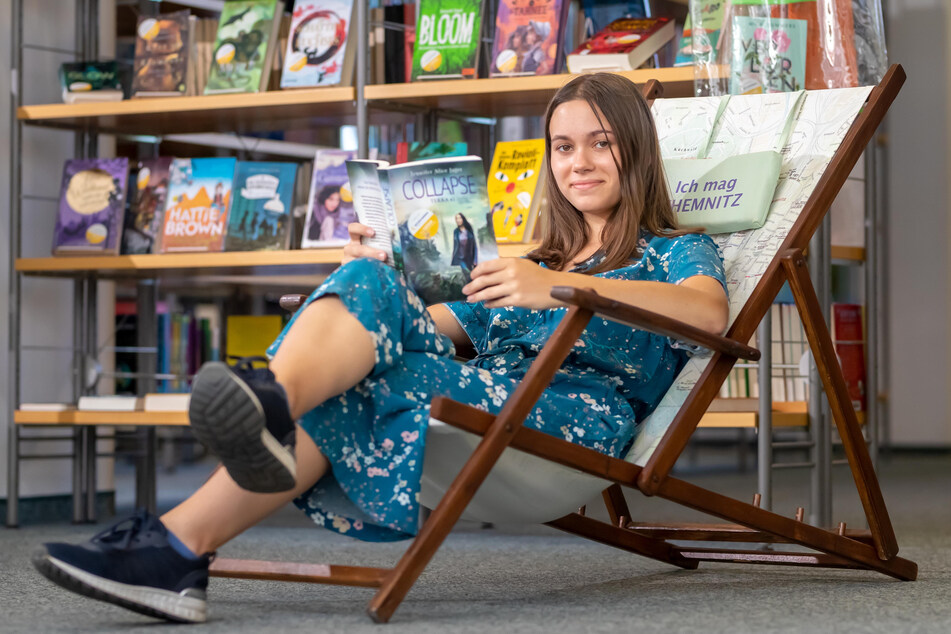 Carla Budig (19) hat es sich mit einem Buch im Liegestuhl bequem gemacht.