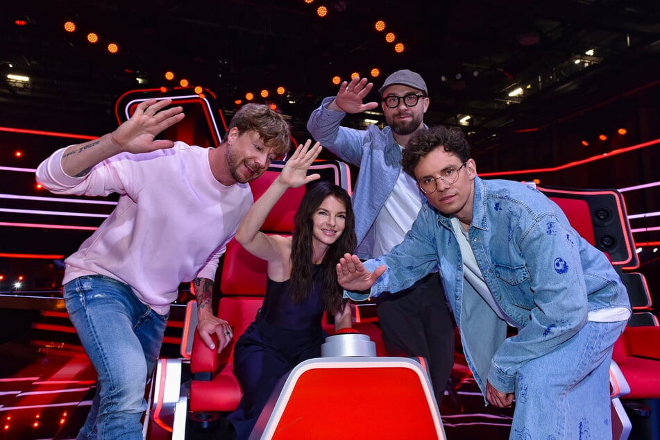 Die "TVOG"-Coaches 2024: Samu Haber (48, l.), Kamrad (27, r.), Yvonne Catterfeld (44), Mark Forster (41, h.).