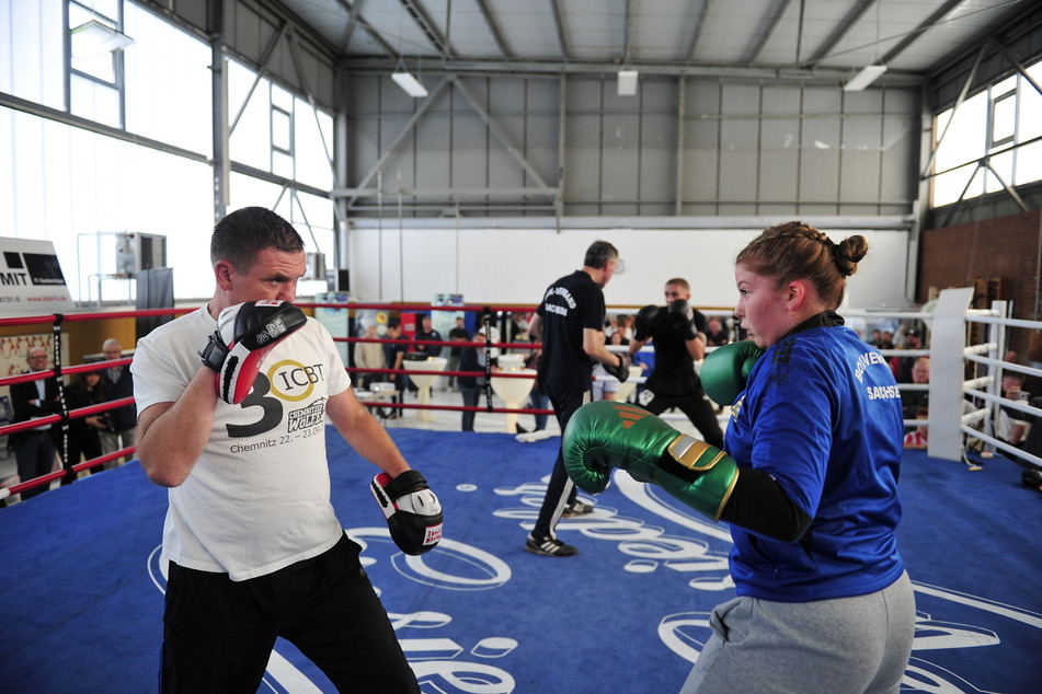 Boxtrainer Alexander Golombek (42) beim Training mit Tochter Cécile (16) in der sanierten Boxerhalle.