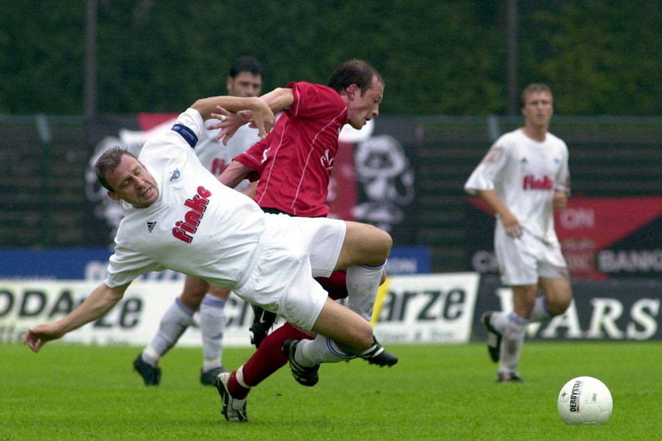 In seiner Anfangszeit in Paderborn fungierte Pavel Dotchev (57, v.) noch als Spielertrainer - wie hier im August 2002 gegen Jörg Schwanke vom Dresdner SC. 2003/004 war seine erste Saison als Cheftrainer.