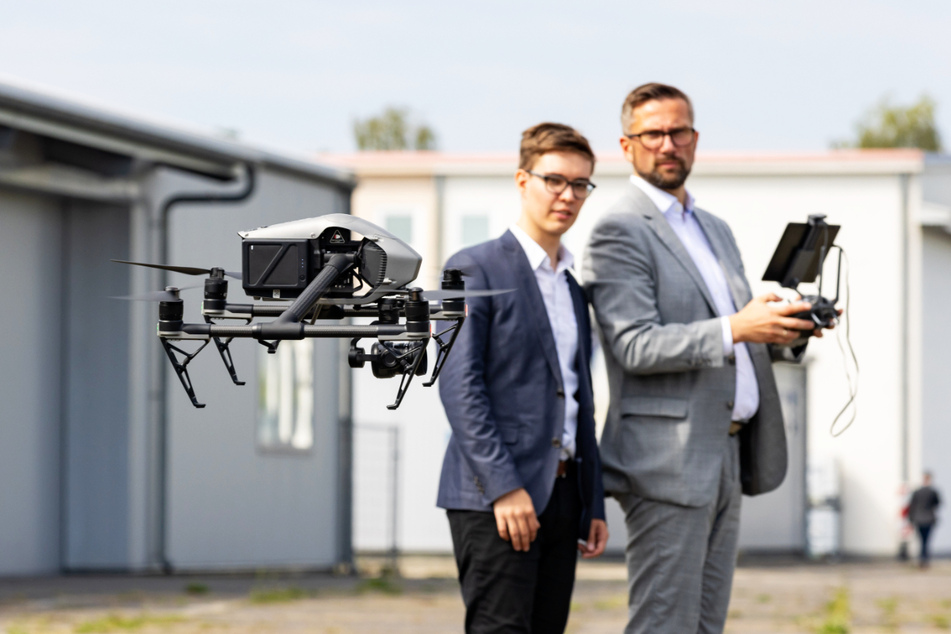 Wirtschaftsminister Martin Dulig (48, SPD, r.) ließ am gestrigen Mittwoch am Kamenzer Flugplatz selbst eine Drohne steigen. Die Einweisung bekam er vom Drohnen-Fachmann Florian Helm (26).