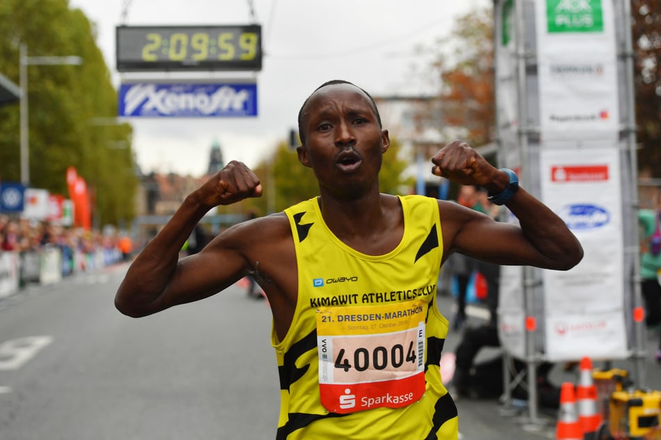 2019 stellte der Kenianer Ezekiel Koech den Marathon-Rekord in Dresden auf. Exakt 2:10:00 Stunden lief er damals. Da war die Strecke aber breiter. (Archivbild)