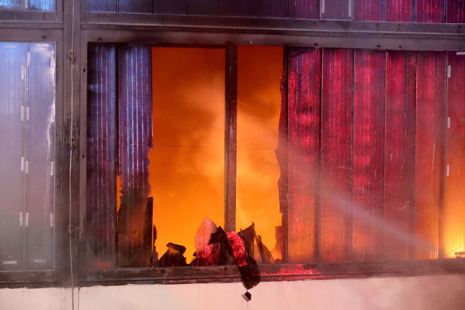 Im Inneren des Gebäudes loderten Flammen.