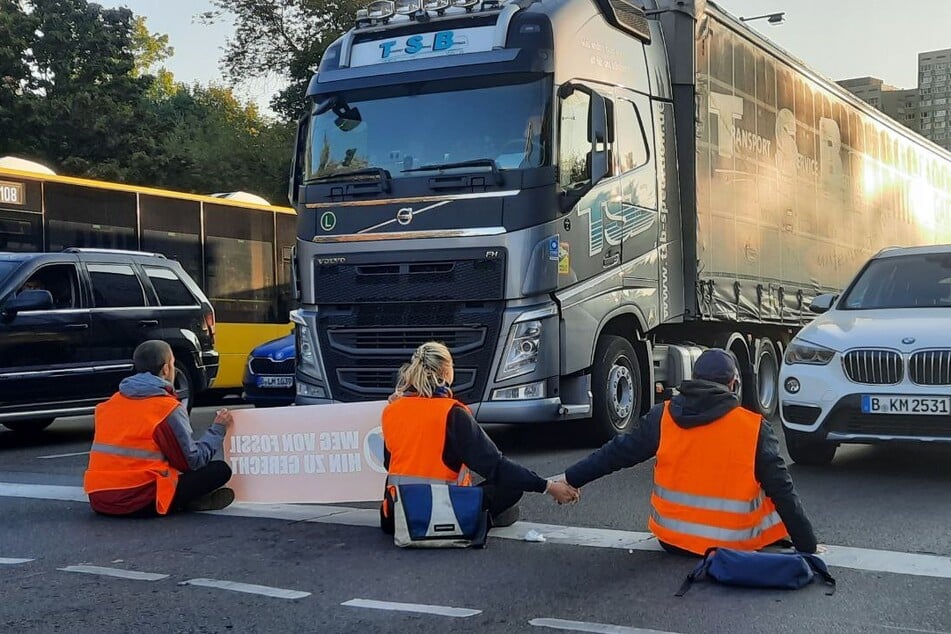 Auf zahlreichen Straßen in Berlin brachten Klima-Aktivisten am Montag erneut den Verkehr zum Erliegen.