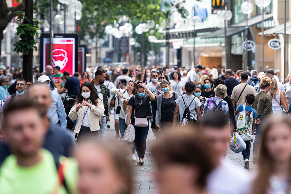 Laut einer Studie halten es die Menschen mittlerweile für weniger gefährlich, sich anzustecken. (Symbolbild)