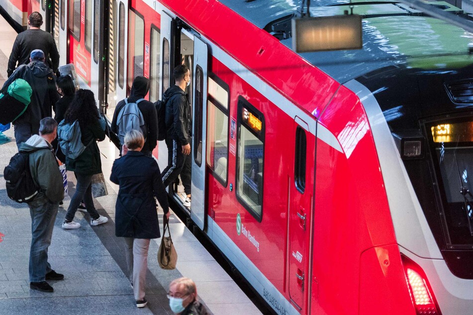 Während die A7 voll gesperrt ist, kommt es im S-Bahn-Verkehr durch den Lokführerstreik zu Behinderungen. (Symbolbild)