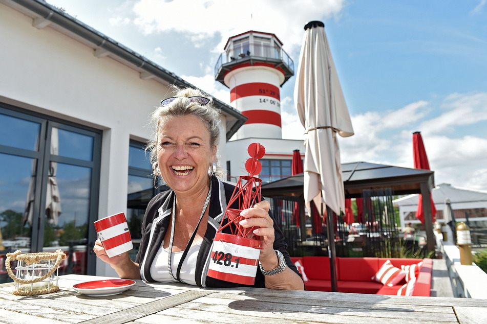 Heike Struthoff (60) freut sich über die vielen Gäste in ihrem Hotel "Leuchtturm". Auch wenn der Leuchtturm im Hintergrund gerade eingerüstet werden musste ...