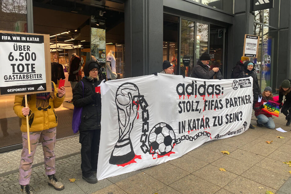 Die Umweltaktivisten von Extinction Rebellion haben am Samstag vor dem Adidas-Store in Berlin gegen das Sponsoring der Fußball-WM in Katar protestiert.