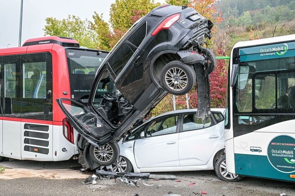 Die Autos wurden zwischen zwei Bussen eingeklemmt.