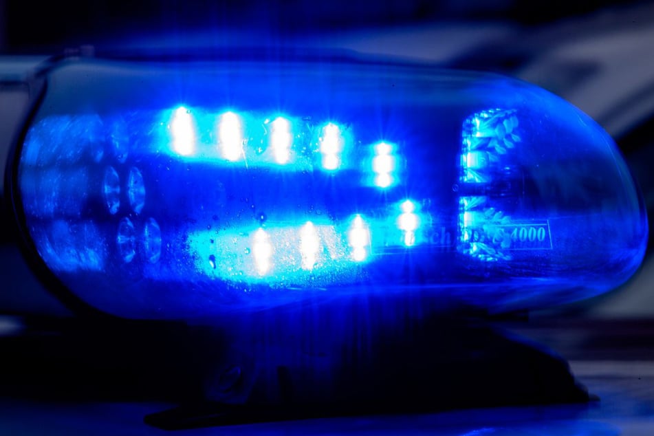 Als ein Traktor über die Straße fuhr, kam es zum Crash. Nun ermittelt die Polizei. (Symbolfoto)