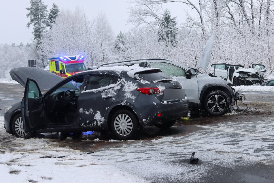 Die drei Fahrzeuge krachten am frühen Mittwochmorgen auf der B97 zusammen.