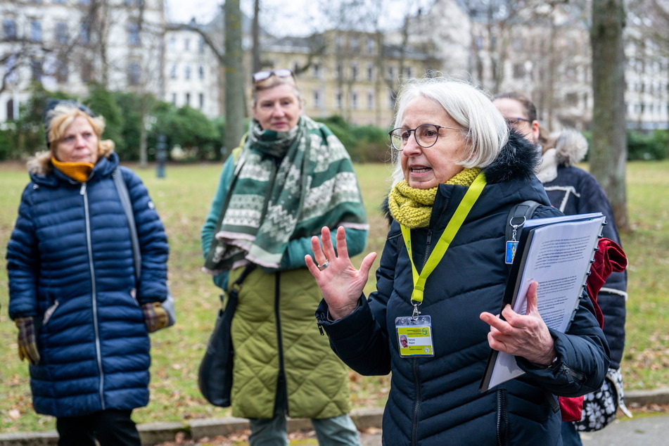 Stadtführung zur Kulturhauptstadt. Ramona Wagner (66) erklärt die Geschichte des Schillerplatzes und was dort 2025 passieren soll.