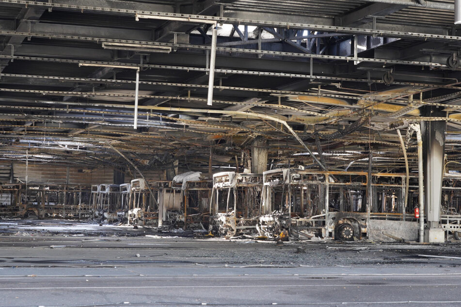 Stuttgart: Feuer-Inferno in SSB-Depot zerstört 25 Busse!