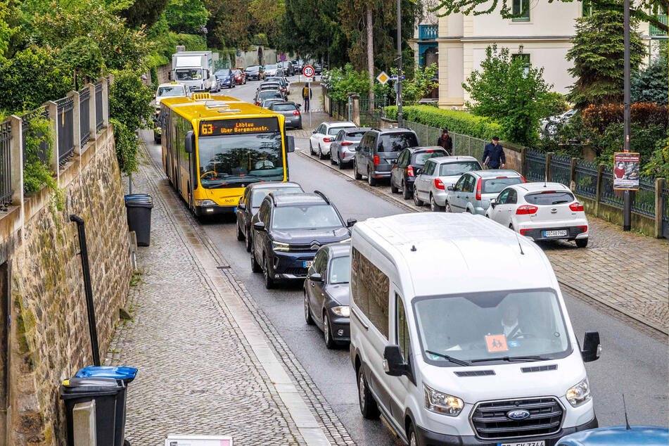 Auf der Pillnitzer Landstraße staute sich der Verkehr am Montag bis Höhe Rhododendronpark in Wachwitz.