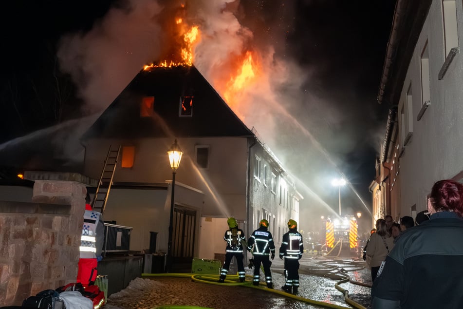 Das Feuer schlug meterhoch aus dem Dach des Wohnhauses in der Rochlitzer Fischergasse.