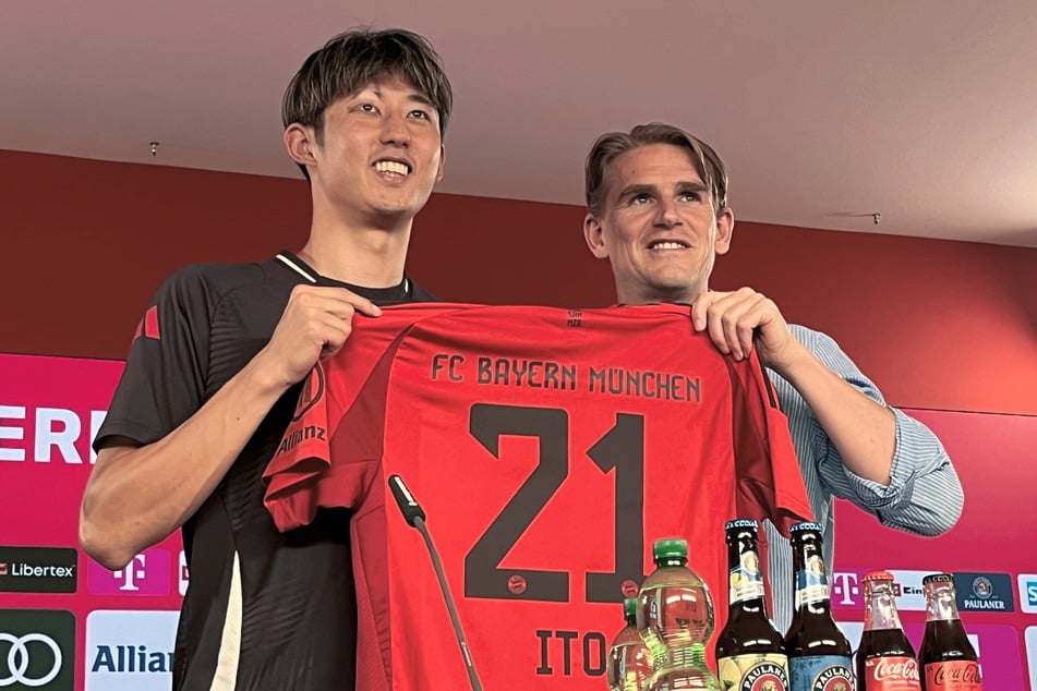 Hiroki Ito (25, l.) wird von Sportdirektor Christoph Freund (47) vorgestellt.