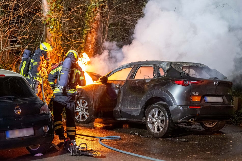 Aufgrund der starken Rauchentwicklung konnten sich die Kameraden der Feuerwehr dem Brand nur mit Atemschutzgeräten nähern.