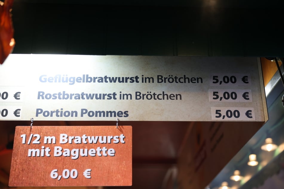 Am Markt entdeckten wir die Bratwurst für fünf Euro.