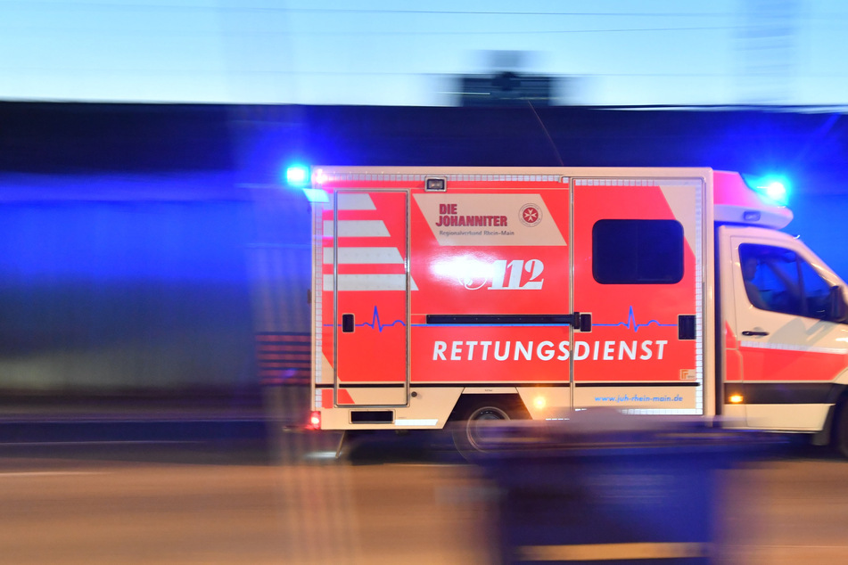 Krankenwagen und Mercedes liefern sich irre Verfolgungsjagd auf Autobahn
