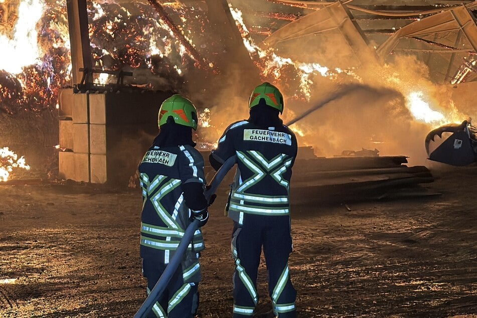 Die Feuerwehrleute entschlossen sich dazu die Halle kontrolliert abbrennen zu lassen und stellten sicher, dass sich die Flammen nicht weiter ausbreiten.