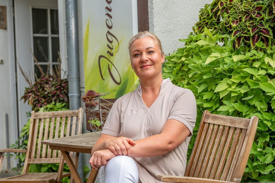 Hauptsponsorin beim Frauenlauf: Manuela Pommerening (49) vor ihrem Kosmetiksalon "Jugendstil" in der Tiergartenstraße.