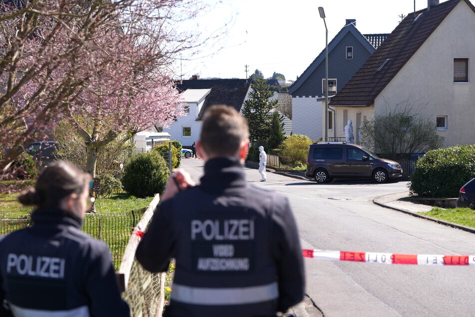 Drei Menschen wurden in Weitefeld im Westerwald im April tot aufgefunden worden. (Archivbild)