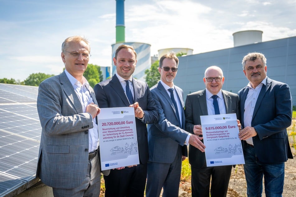 Millionen für Chemnitz’ neue Energie-Ära: eins-Chef Roland Warner, Landtagspräsident Alexander Dierks (CDU), Ministeriums-Abteilungsleiter Jörg Huntemann, OB Sven Schulze (SPD) und eins-Aufsichtsrat Sylvio Krause bei der Übergabe der Förderbescheide.