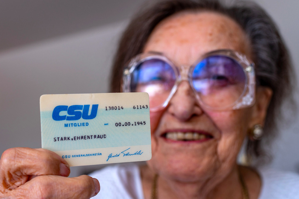 Erentrud Stark hält ihren Mitgliedsausweis der CSU in der Hand, auf dem ihr Vorname falsch mit "Ehrentraud" geschrieben steht. Stark ist seit 1945, dem Gründungsjahr der CSU, Mitglied in der Partei.