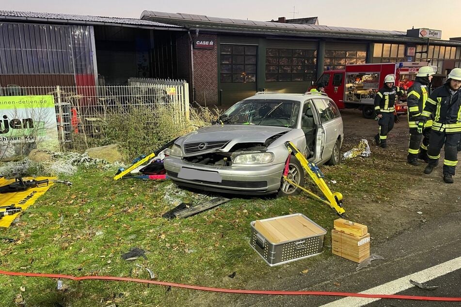 Für die Rettung des Opel-Fahrers musste die Fahrertür entfernt werden.