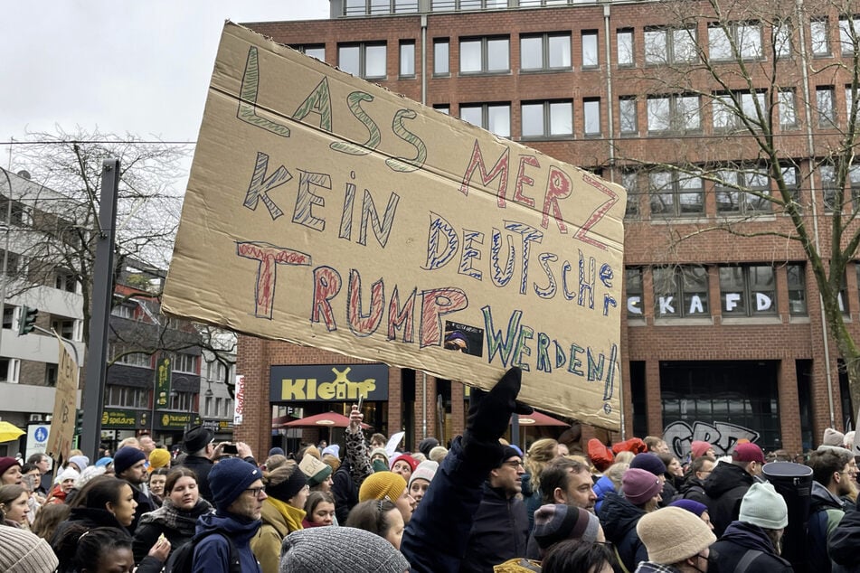 Bei der Demo gegen rechts am vergangenen Wochenende in Köln hatten auch zahlreiche Merz-Kritiker ihren Unmut kundgetan.