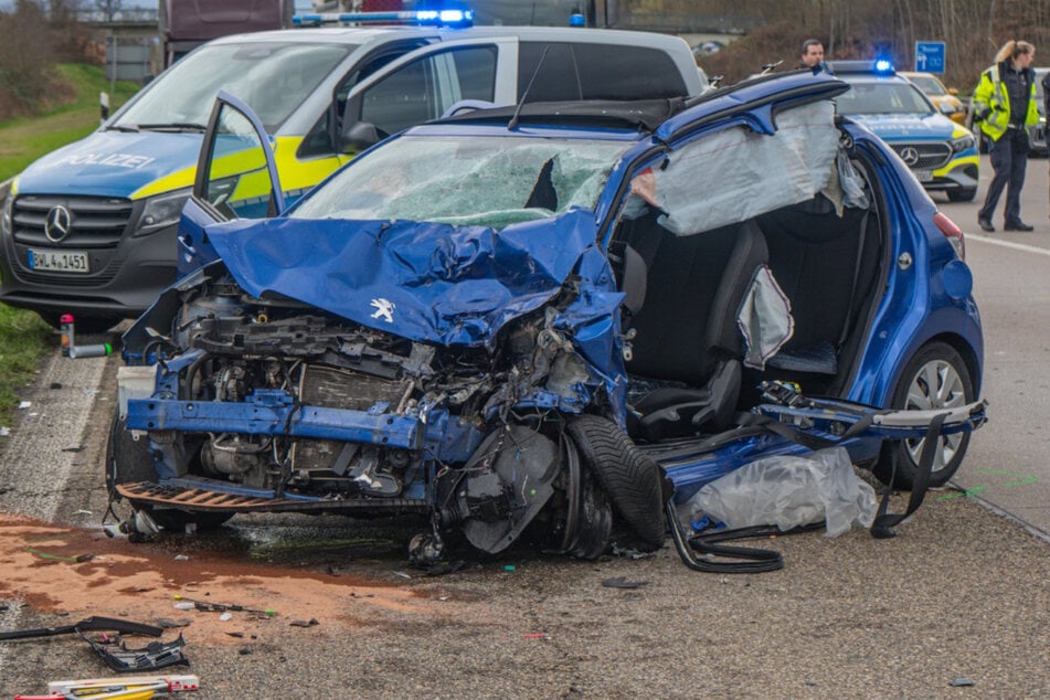 Ein Peugeot wurde bei dem Crash völlig demoliert.