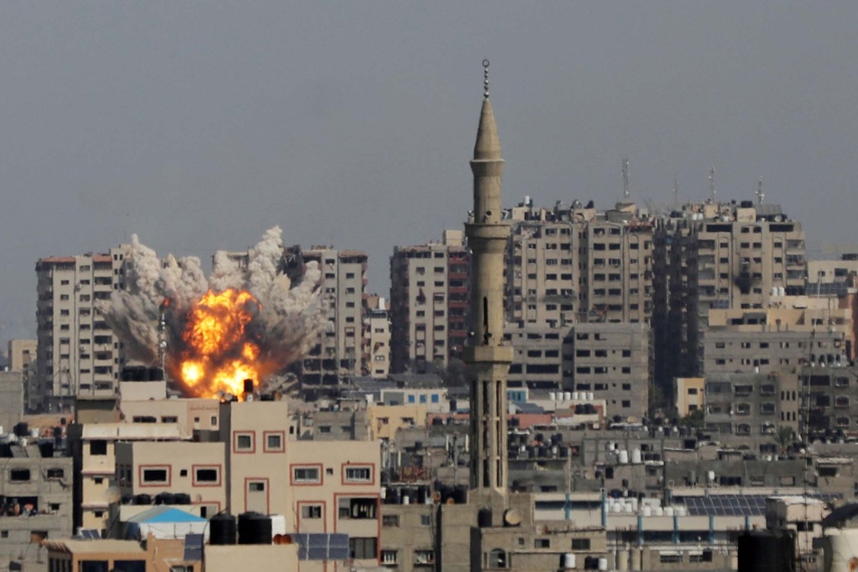 Rauchschwaden und Flammen einer Explosion sind über dem Gazastreifen zu sehen.