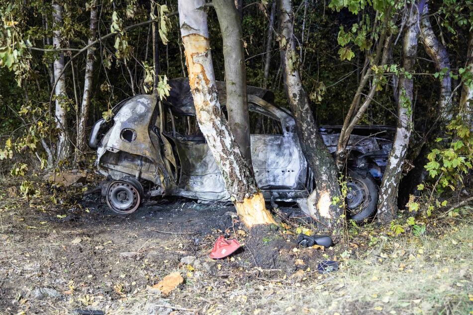 Der Fahrer verbrannte in seinem Auto.