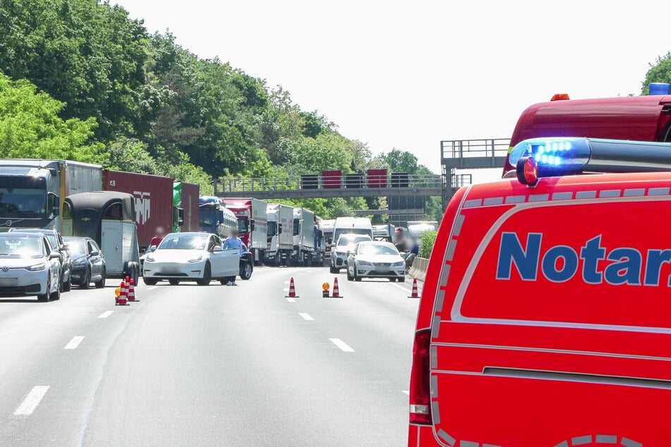 Während der Rettungs- und Bergungsarbeiten staute sich der Verkehr auf der A3 Richtung Oberhausen zeitweise auf bis zu zehn Kilometer.