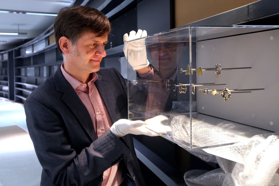 Jens Beutmann räumt 2014 erste Ausstellungsstücke im smac ein.