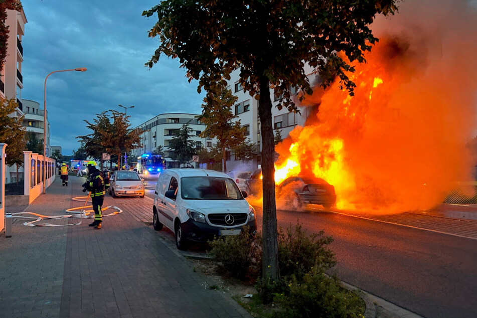 Flammendes Inferno nach Unfall: Großeinsatz der Feuerwehr
