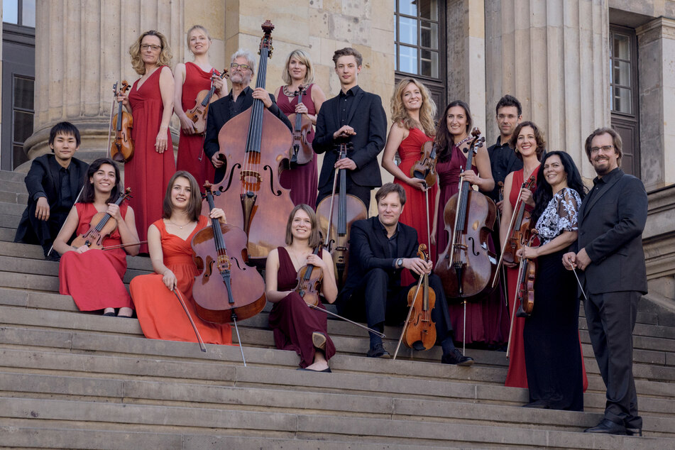 Die Musiker der "Kammerphilharmonie Metamorphosen Berlin". Ganz rechts: Gründer und Dirigent Wolfgang Emanuel Schmidt (52).