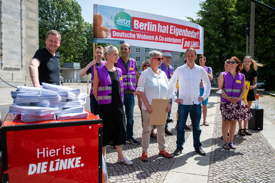 Klaus Lederer (47, Die Linke, l.), Kultur- und Europasenator von Berlin, steht bei der öffentlichen Übergabe der Unterschriften der Partei Die Linke Berlin an die Initiative "Deutsche Wohnen und Co. enteignen".