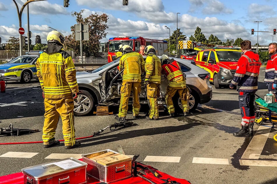 Die Feuerwehr musste eine Person aus ihrem Fahrzeug retten.