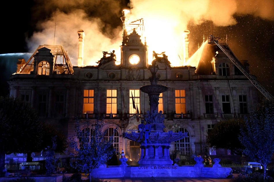 Randalierer haben in der Stadt Limoges das Rathaus niedergebrannt.