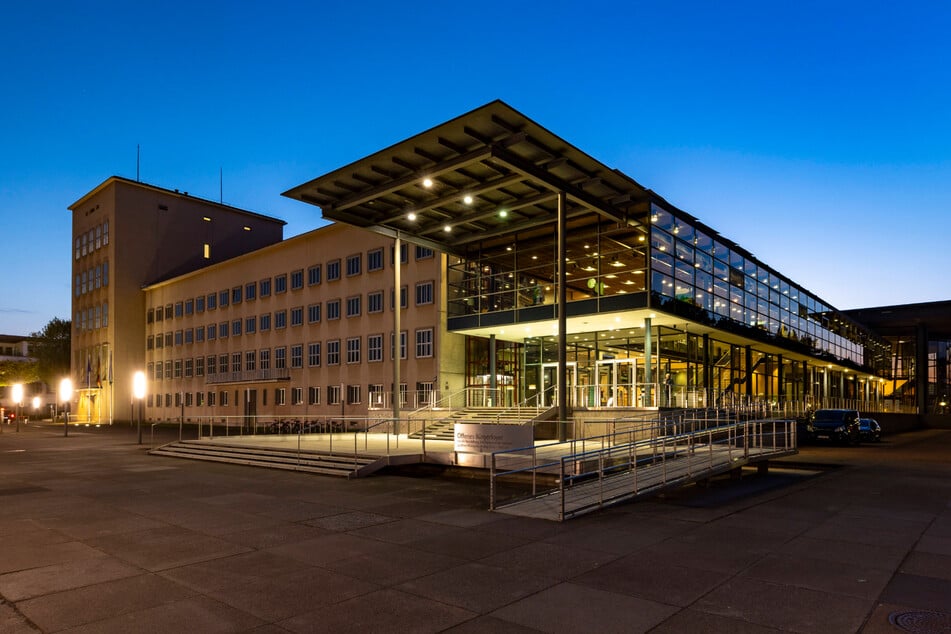 Der heutige Landtag besteht aus einem Altbauteil, der in den späten Zwanzigerjahren des 20. Jahrhunderts als Finanzamt entstand, und einem Neubau mit Plenarsaal. Der wurde 1994 eingeweiht.